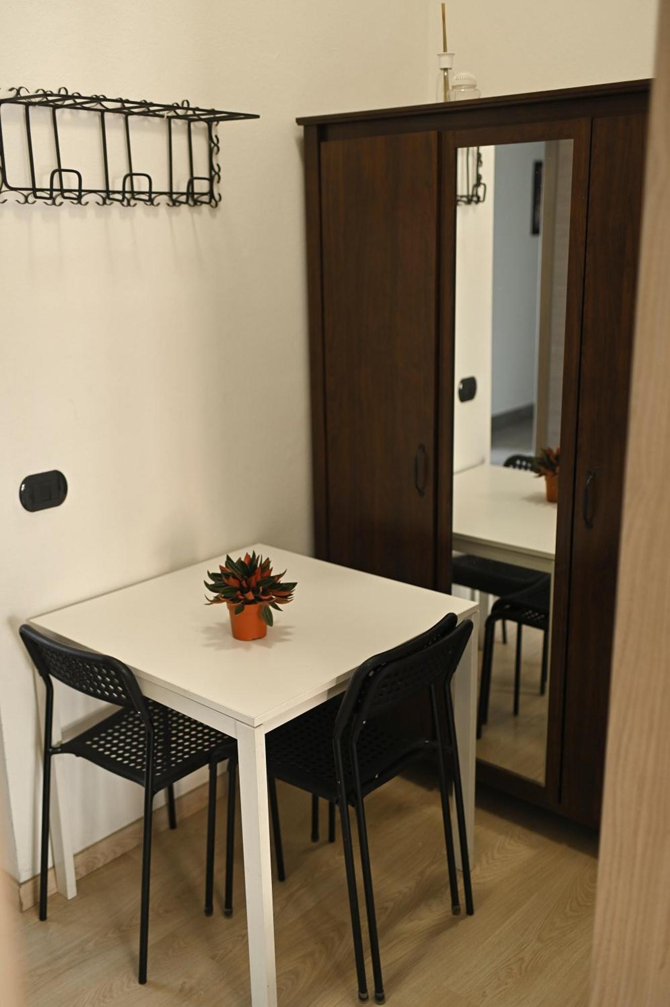 La Gloria Rho Private Rooms Only Exteriör bild