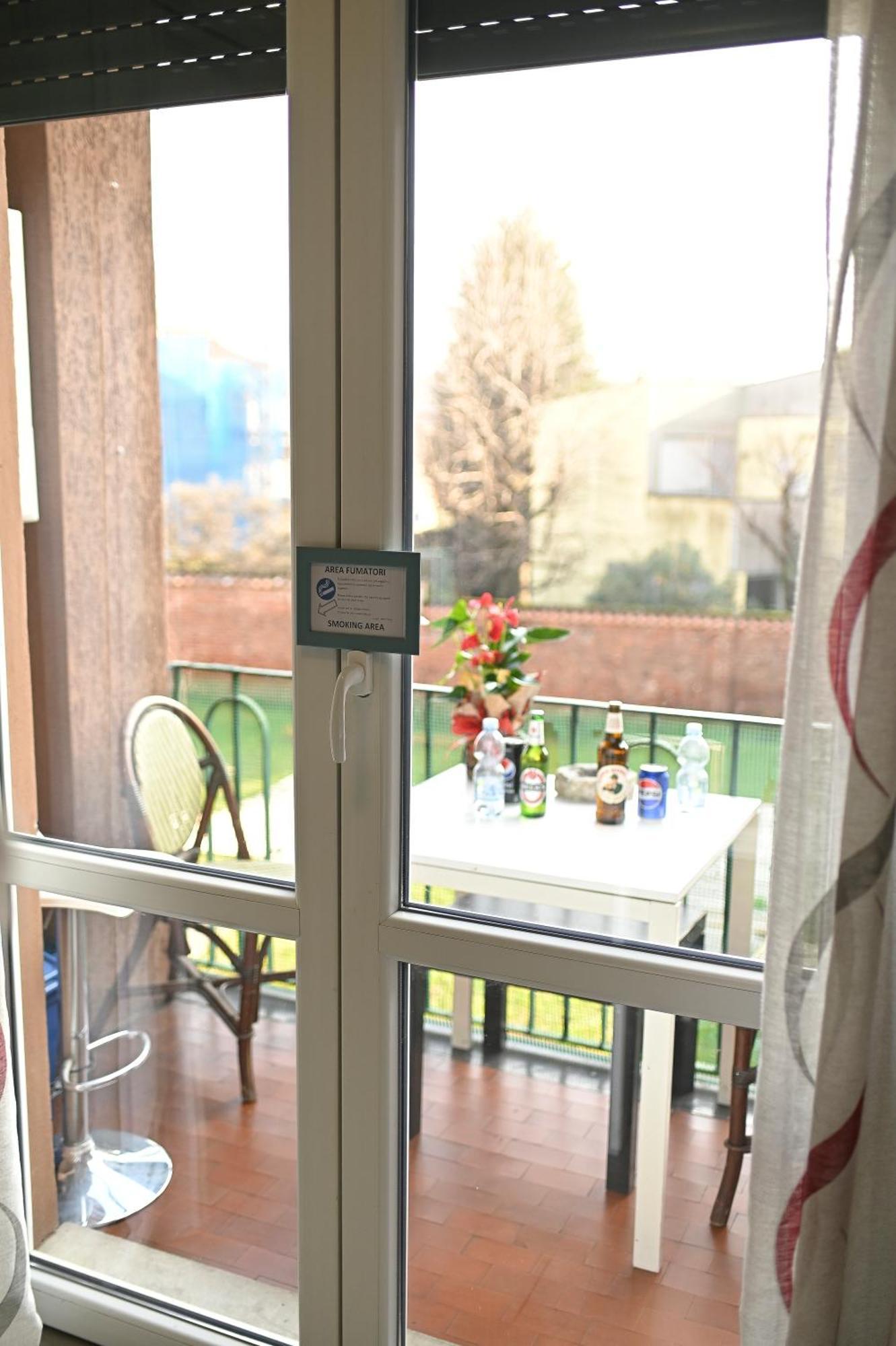 La Gloria Rho Private Rooms Only Exteriör bild
